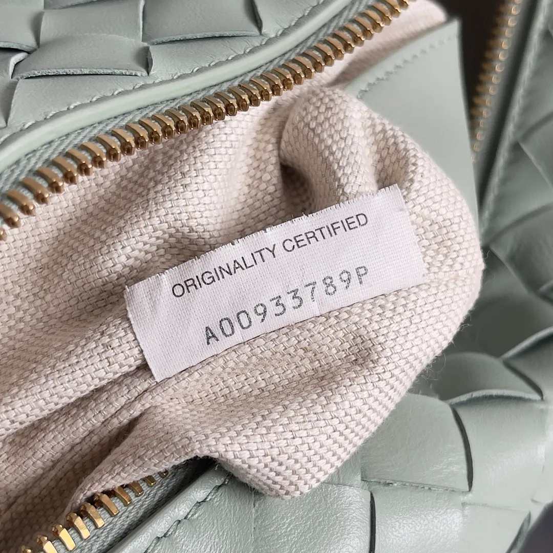 Batch 1360 BOTTEGA VENETA 2024 new loop is here! ! Many girls who like BV have owned the Loop bag. It has a simple appearance, classic weaving, and a compact and lightweight bag shape. This innovation continues the "camera bag" shape. Unlike the traditional Loop bag, which can only be worn as a crossbody bag, this innovation It can be carried by hand or cross-body, satisfying both the concave shape and daily needs. The oversized buckle can be folded and used as a handle. The sultry heat in summer ☀️ usually reduces people's desires. Having a lightweight bag will greatly enhance the happiness of traveling🫧 Style number: 796615 Size: 19*12*9cm